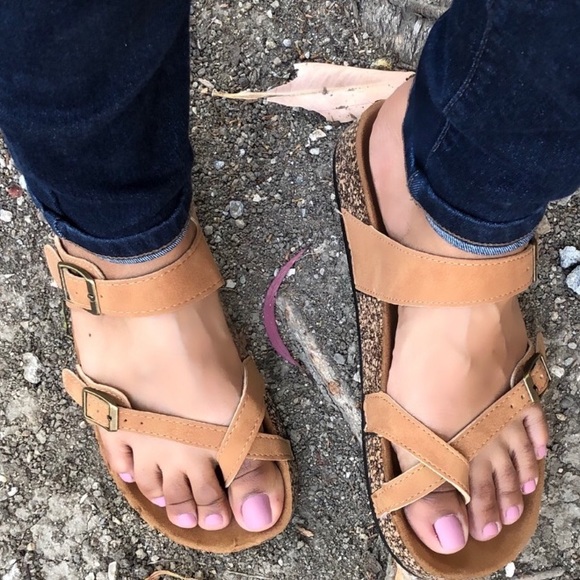 🔥New (Women’s 7/9)♥️Criss Cross Tan Vegan Slip On - Picture 2 of 3